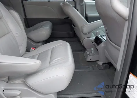 2015 Toyota Sienna Xle 7 Passenger z USA, uszkodzony, nr VIN 5TDDK3DC0FS115558